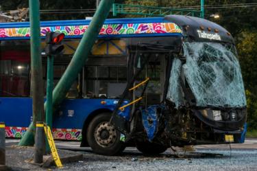 Choque de trolebús en Eje Central deja al conductor hospitalizado. La unidad de STE circulaba sin pasajeros en la alcaldía Cuauhtémoc.