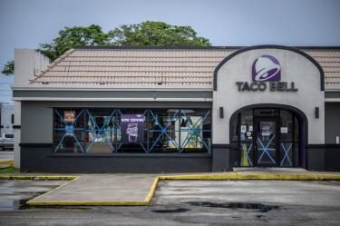 Taco Bell retira vegetales en Estados Unidos ante investigación por brote de Cyclospora que afecta a miles de personas.