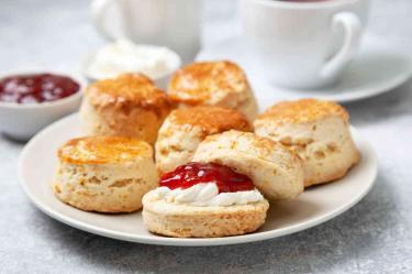 Receta de scones ingleses con crema y mermelada
