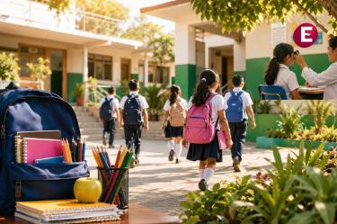 Estudiantes ingresan a una escuela pública con mochilas, mientras se muestran útiles escolares y una valoración de salud escolar.