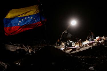 Miles de damnificados permanecen en campamentos temporales mientras continúa la emergencia.