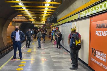 Usuarios esperan arribo del tren en la estación Miguel Ángel de Quevedo.