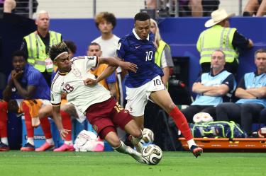 Lamine Yamal y Kylian Mbappe, en acción.
