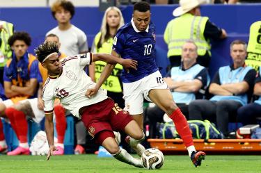 Lamine Yamal volvió a imponerse sobre Kylian Mbappé en un duelo directo. Con la victoria de España frente a Francia en las Semifinales del Mundial 2026, el joven español amplió su dominio sobre la estrella francesa y ya presume nueve triunfos en 11 enfrentamientos entre clubes y selecciones.