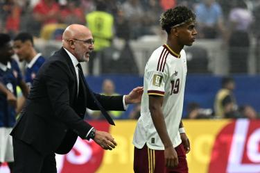 Luis de la Fuente da instrucciones a Lamine Yamal.