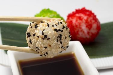 Sencillas bolitas de sushi con solo 4 ingredientes, para una cena rápida