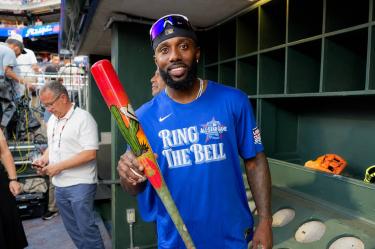 Randy Arozarena mostró el bat personalizado que utilizará durante el Juego de Estrellas 2026. El madero está decorado con un cactus y un sombrero vaquero, un guiño a la conexión que el jardinero mexicano mantiene con el norte del país desde su paso por los Mayos de Navojoa.