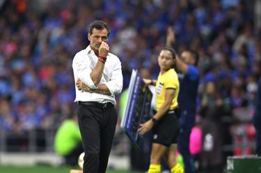 Diego Cocca rompió el silencio tras su inesperada salida del Atlas. El técnico argentino aseguró que su contrato con el club estaba firmado y vigente, rechazó la versión de una supuesta falta de acuerdo para continuar y afirmó que la decisión de terminar el proyecto llegó "sin una causa justificada".