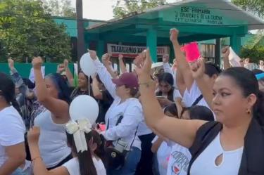 Aunque la menor recibe atención médica gratuita, los medicamentos representan un fuerte gasto que la familia no puede cubrir. Por ello, vecinos organizan rifas para apoyarlos.