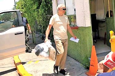 Víctor Rodríguez Padilla, exdirector de Pemex, saliendo de prisión.
