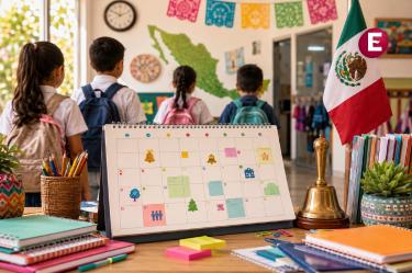 Estudiantes de espaldas en una escuela de México junto a un calendario escolar, útiles y la bandera mexicana.