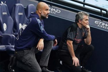 Pep Guardiola y Juanma Lillo, en la banca del Manchester City.