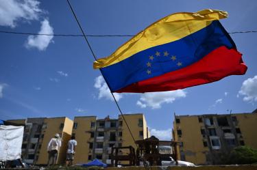 Rescatistas continúan buscando víctimas entre los escombros en La Guaira, la zona más afectada.