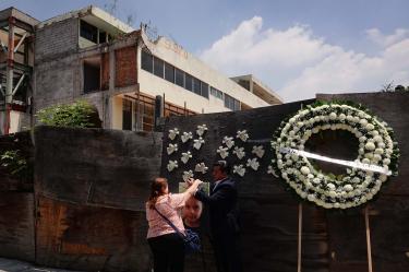 CIUDAD DE MÉXICO, 19SEPTIEMBRE2023.- A sis años de la tragedia ocurrida en el Colegio Rébsamen de la alcaldía Tlalpan en donde murieron 19 pequeños y 7 adultos por el terremoto ocurrido en la ciudad, familiares y amigos acudieron a la zona donde se encontraba el colegio para rendir homenaje a sus seres queridos. Posteriormente acudieron al Memorial Colegio Rébsamen ubicado en la Alameda Oriente para conmemorar a los niños, niñas y personal que perdiera la vida tras el sismo. FOTO: ROGELIO MORALES /CUARTOSCURO.COM