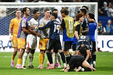 Bellingham golpeó en la cabeza a Barco.