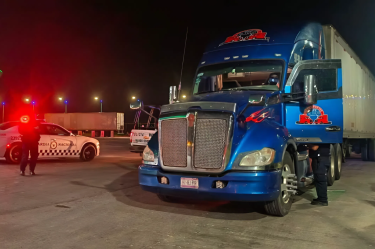Pese a la agresión, el operador continuó conduciendo hasta llegar a una zona con establecimientos comerciales, donde pidió auxilio y resguardó su integridad física.