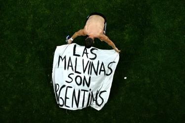 Giovani Lo Celso puso sobre el césped la manta de Las Malvinas.