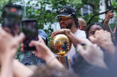 Jalen Brunson, con el trofeo Larry O'Brien, en las celebraciones en Manhattan.