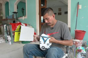 En Chichihualco la fabricación de pelotas artesanales se concentra en una familia, la Alarcón. Primos lejanos, sobrinos, cuñados y nietos siguen los pasos de su abuelo, Don Zeferino.