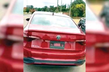 Auto de un particular usado por autoridades oaxaqueñas.