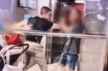 El sujeto, vestido con playera negra, se acerca y recibe un golpe de la mujer, lo que desencadena su reacción violenta.