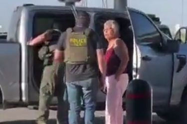 Agentes de ICE interceptan a una mujer nativa en Chaparral, Nuevo México.