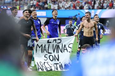 El hecho que jugadores argentinos tomaran de las gradas una pancarta con fondo político sobre Las Malvinas, provocó que el gobierno de Reino Unido exigiera una sanción a FIFA.