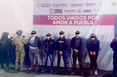 Personas detenidas son presentadas por autoridades federales y estatales tras un operativo relacionado con el aseguramiento de pipas con presunto gas LP ilícito en Puebla.