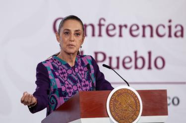 La presidenta Claudia Sheinbaum hablando durante la Conferencia del Pueblo en Palacio Nacional, donde avaló la candidatura de Julián LeBarón en Chihuahua.