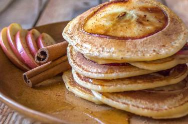 Receta de hot cakes de manzana, avena y canela