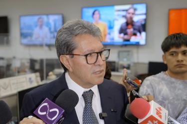 El coordinador de Morena en la Cámara de Diputados y presidente de la Junta de Coordinación Política (Jucopo), Ricardo Monreal Ávila, hizo un llamado a la prudencia y al diálogo ante la confrontación pública entre la gobernadora de Baja California, Marina del Pilar Ávila, y su antecesor, Jaime Bonilla, al considerar que este tipo de diferencias dañan la confianza ciudadana y afectan la unidad del movimiento conformado por Morena, el PT y el Partido Verde.Durante una entrevista en el Palacio Legislativo de San Lázaro, Monreal calificó como "lamentable" que integrantes de un mismo movimiento ventilen sus diferencias en público, especialmente cuando Baja California se prepara para el proceso electoral de 2027, en el que se renovarán diversos cargos de elección popular.El legislador sostuvo que no observa un conflicto entre Morena y el Partido del Trabajo, sino un diferendo de carácter personal entre los involucrados, por lo que descartó que la alianza entre ambos partidos esté en riesgo rumbo a las próximas elecciones."No creo que haya fuego amigo; siento que es un diferendo personal. No altera ni afecta el ánimo entre Morena y el PT, ni pone en riesgo que vayamos juntos en el proceso de 2027", afirmó.Respecto a los nuevos audios difundidos sobre la gobernadora Marina del Pilar, Monreal dijo que era previsible que aparecieran más grabaciones si previamente ya había ocurrido una filtración, aunque confió en que prevalecerá la madurez política para resolver el conflicto. También expresó su solidaridad con la mandataria estatal al considerar que ha enfrentado una intensa campaña de cuestionamientos y ataques públicos.El diputado evitó insistir en que la gobernadora presente una denuncia por el presunto espionaje, al señalar que su prioridad es convocar a la serenidad y evitar una mayor confrontación política."Estoy tratando de llamar a la prudencia, a la razón y a buscar caminos de entendimiento racional y político, que solo a través del diálogo se logran", señaló.Rechaza versión de una fractura en la 4TMonreal también respondió a las declaraciones del senador priista Manuel Añorve, quien habló de un supuesto resquebrajamiento dentro de la llamada Cuarta Transformación.El legislador morenista aseguró que ese escenario no ocurrirá y afirmó que Morena mantendrá la unidad interna."A nosotros no nos va a suceder eso; vamos a mantenernos firmes en la navegación", sostuvo.Enviará carta a organismos internacionales por redadas migratoriasEn otro tema, Monreal lamentó que PRI y PAN no respaldaran una postura conjunta en defensa de los migrantes mexicanos ante las redadas del Servicio de Inmigración y Control de Aduanas (ICE) en Estados Unidos.Anunció que enviará una carta a la Organización de las Naciones Unidas (ONU), a la Comisión Interamericana de Derechos Humanos y a otros organismos internacionales para denunciar el clima de persecución y xenofobia contra los migrantes. Además, informó que invitará a todas las fuerzas políticas a suscribir el documento antes de remitirlo.Respalda a Sheinbaum por caso del piloto vinculado con "El Mayo"Sobre el caso del piloto identificado como "El Hando", presuntamente relacionado con el traslado de Ismael "El Mayo" Zambada, Monreal respaldó la postura de la presidenta Claudia Sheinbaum y calificó como una "grave falla" que la Fiscalía General de la República tardara diez meses en identificar al piloto antes de su extradición.El coordinador de Morena señaló que los sistemas de inteligencia no pueden permanecer tanto tiempo sin conocer la identidad de una persona vinculada a un caso de esa relevancia y afirmó que corresponderá a la propia Fiscalía determinar las responsabilidades.No obstante, evitó pronunciarse sobre una eventual comparecencia del fiscal Alejandro Gertz Manero y reiteró que no adelantará juicios mientras continúen las investigaciones.