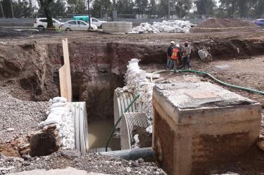 Actualmente se construye una lumbrera de seis metros de profundidad, que permitirá introducir la tuneladora encargada de perforar por debajo de Zaragoza