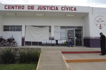 El hombre de 60 años de edad asegurada sobre la avenida Juárez tras ser señalada de alterar el orden público y presuntamente agredir a transeúntes.
