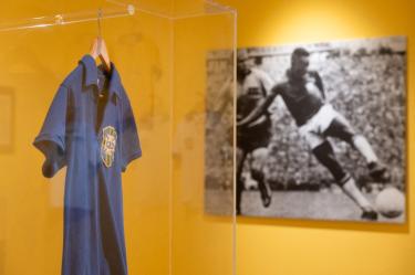 La playera que Pele usó en el Mundial de 1958, en las vitrinas de Sotheby’s Nueva York,