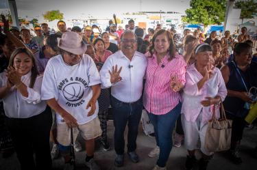 Judith Díaz y Andrés Mijes encabezaron una asamblea en Zuazua donde exigieron fin a la "frivolidad" en Nuevo León