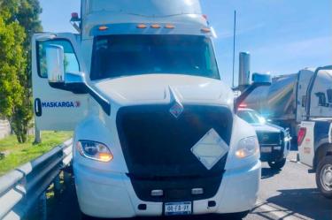 El operador de un tractocamión International LT625, modelo 2025, fue despojado de la unidad por sujetos que lo interceptaron mientras circulaba por la México-Pachuca