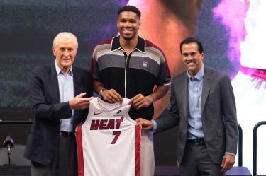 Giannis Antetokounmpo, Pat Riley y Erik Spoelstra, una nueva era en el Heat.