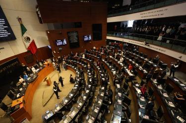 También están los servicios de traductores profesionales para las sesiones con invitados de otras naciones.
