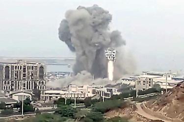 Humo se eleva en la ciudad de Chabahar, Irán, tras atraque de EU.
