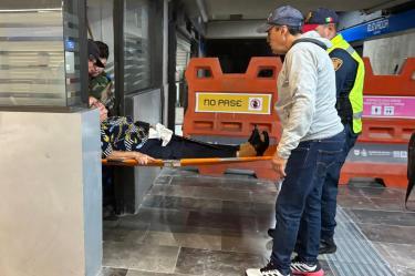 Una adulta mayor cayó en el acceso al Metro Zócalo por falta de alumbrado; fue atendida por Protección Civil tras la rehabilitación de la Línea 2.
