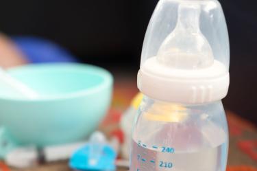 ¿Los bebés menores de 6 meses pueden tomar agua si hace calor? Esto dicen los especialistas