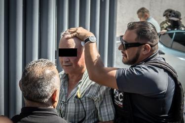 Agentes de investigación escoltan al exgobernador Ernesto Ruffo Appel tras su detención por presunto contrabando de combustible.