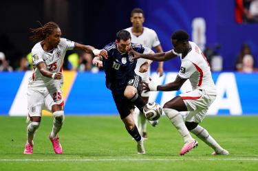 El número 25 de Inglaterra, Djed Spence, fue quien se quedó con la camiseta de Lionel Messi