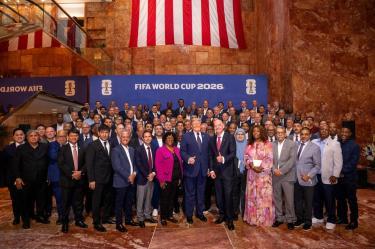 Donald Trump y Gianni Infantino aparecen con dirigentes de la FIFA y federaciones internacionales durante un acto previo al Mundial 2026.