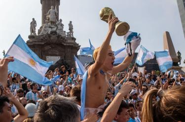 Integrantes de la comunidad argentina celebran la conquista del Mundial de Qatar 2022 en el Ángel de la Independencia, en Ciudad de México, el 18 de diciembre de 2022. Foto: Moisés Pablo Nava/Cuartoscuro.