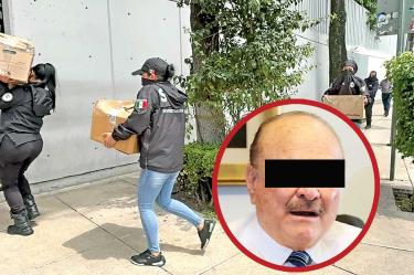 Personal de la Semar cargan documentos de investigación. En un círculo Ernesto Ruffo.