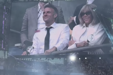 Emmanuel Macron sorprende al asistir al concierto de BTS