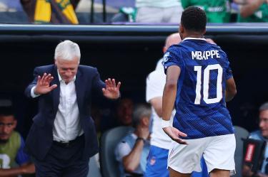 Didier Deschamps hace reverencia a Mbappé previo a salir del terreno de juego en el Mundial 2026.