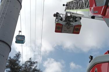 Un hombre de 54 años fue rescatado tras escalar una torre del Cablebús Línea 1 en Gustavo A. Madero; el servicio se suspendió temporalmente.