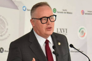 La banca digital incrementa riesgos de fraudes cibernéticos; advirtió el senador del PVEM, Carlos Humberto Suárez Flores.